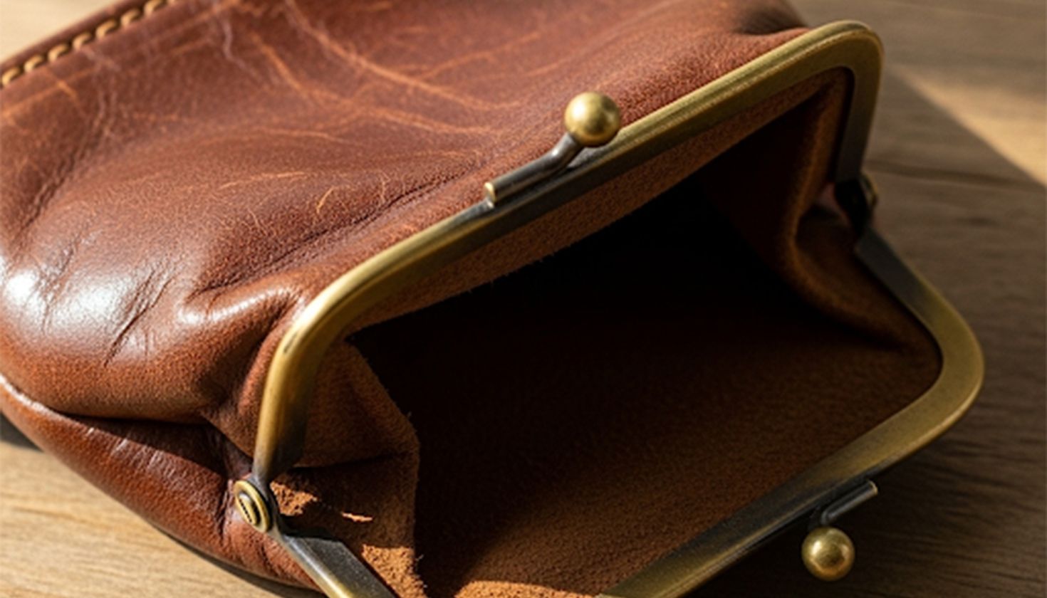 A la bolsa sin dinero llámola cuero